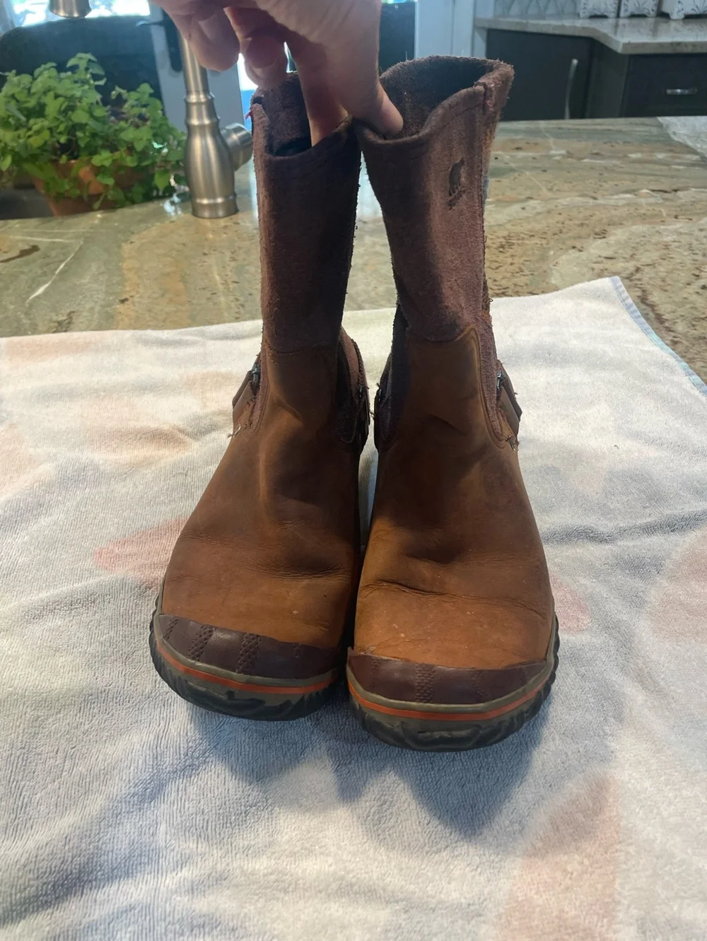 Sorel Slimshortie Madder Boots - Size 8.5